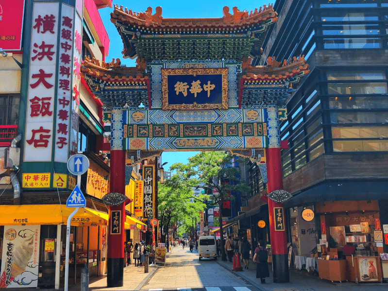 中国人ハーフの父親と日本人の母親を持つクウォーターで、横浜中華街で幼少期を過ごした