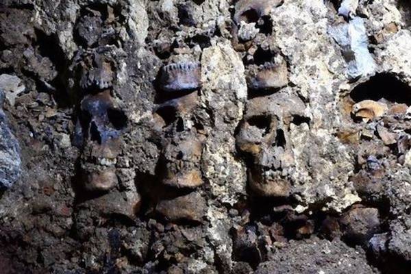 その後、数千人分の頭蓋骨で作った祭壇「フエイ・ツォンパントリ（頭蓋骨の塔）」