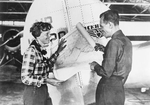 アメリア・イアハートとフレッド・ヌーナンの2人は「赤道上世界一周飛行」を行う計画を立てた