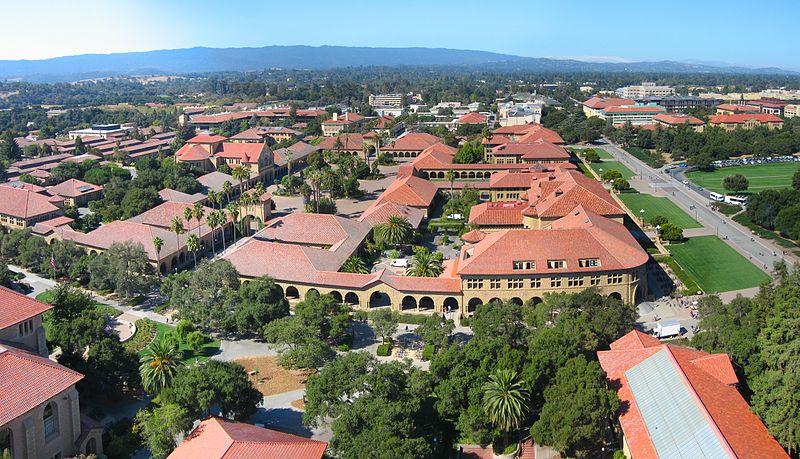 大学はスタンフォードやカリフォルニア大学か？