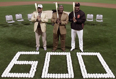 2002年にバリーボンズの600本塁打のイベントに参加していたハンクアーロン