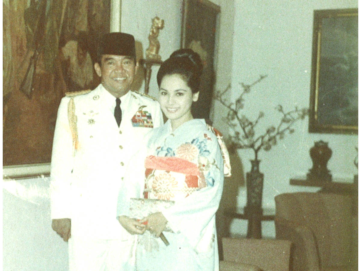 若い頃のデヴィ夫人と一緒に写るスカルノ大統領