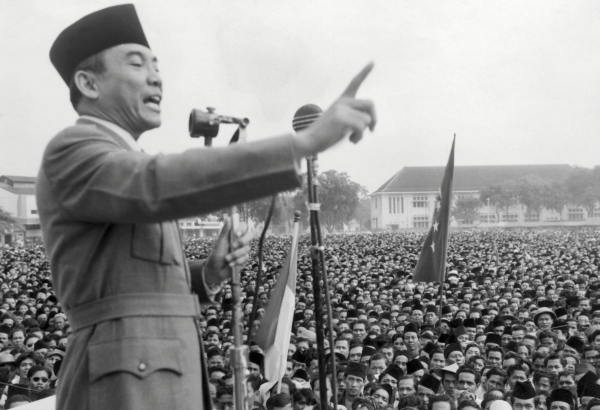 スカルノ大統領の任期中（1945年-1967年）は国軍とインドネシア共産党が対立関係にあった
