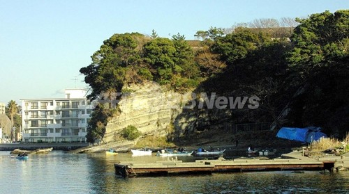 遺体は犯人のマンションに近い三浦市内の海岸の洞窟内で発見された