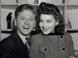 1942年に俳優のミッキー・ルーニーと結婚するも、1年半で離婚