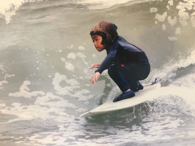 3歳からサーフィンを始め、6歳でタイトルを獲得
