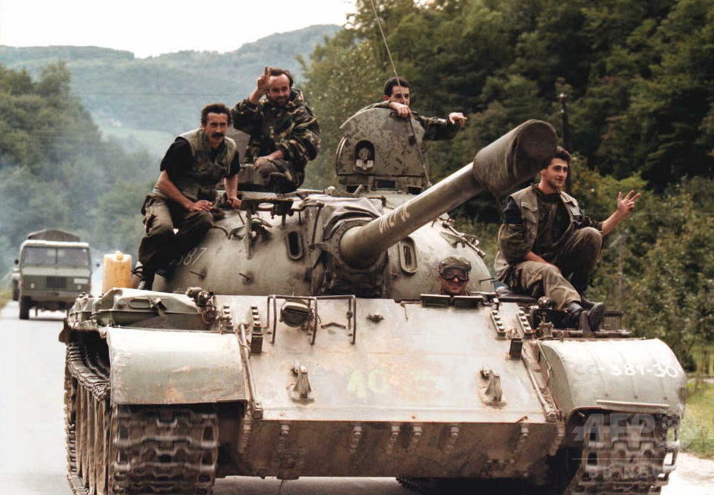 セルビア軍はコソボ解放軍に対抗するため、掃討作戦を開始