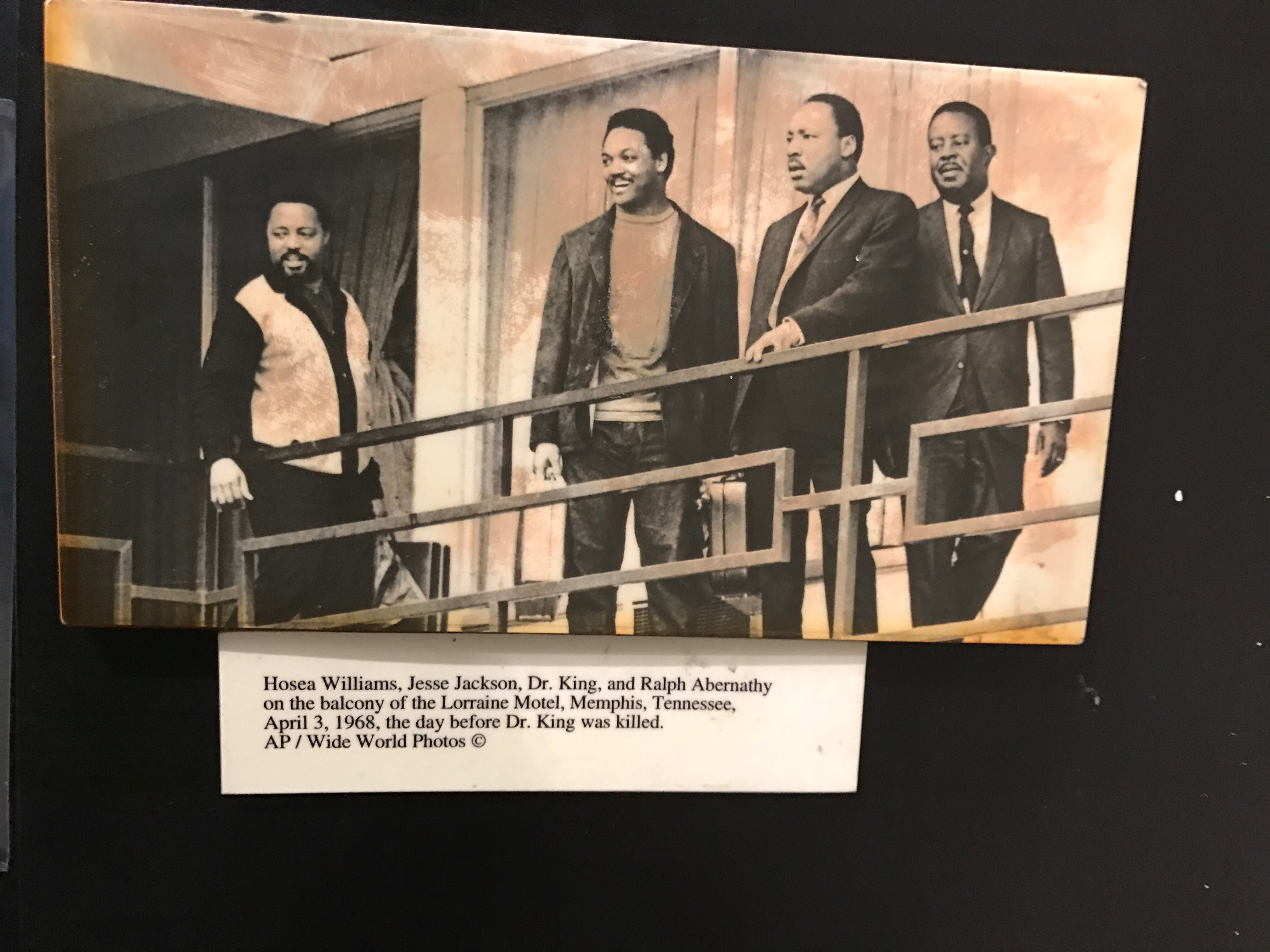 黒人初の大統領候補となったジェシー・ジャクソンら友人とバルコニーに出たキング牧師