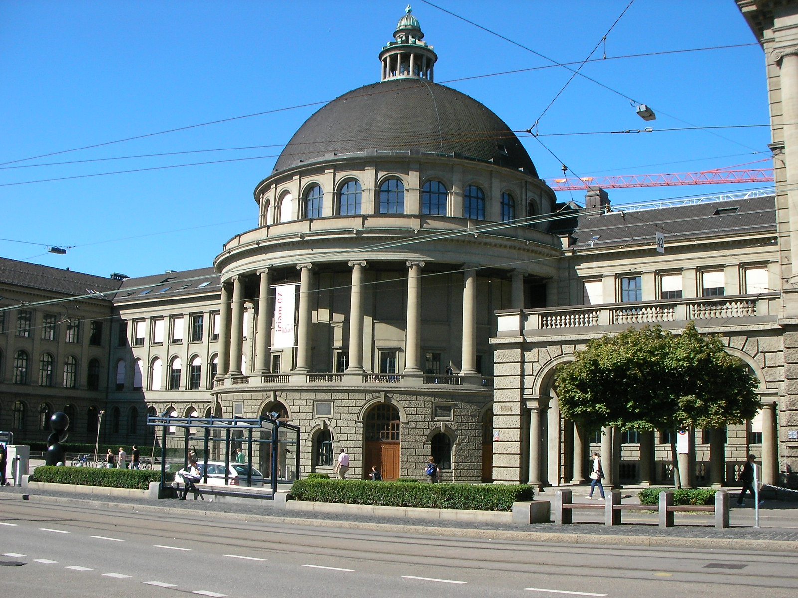 1895年、スイスの名門大学である「チューリッヒ連邦工科大学」を受験するも不合格となる