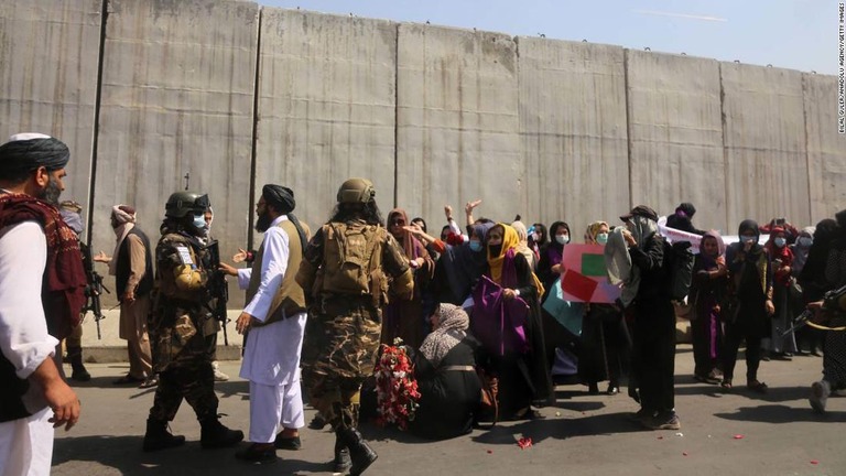 アフガニスタンでは女性によるデモが行われている