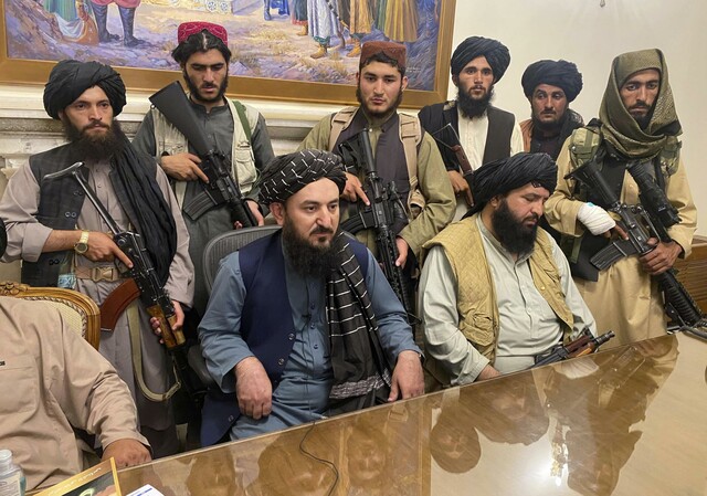 首都カブールの大統領府を占拠するタリバン戦闘員