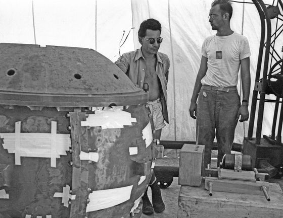 世界初の原子爆弾を組み立てるルイス・スローティン（左）