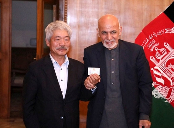 アフガニスタンのガニ大統領（当時）から名誉市民権が授与される中村哲さん（左）