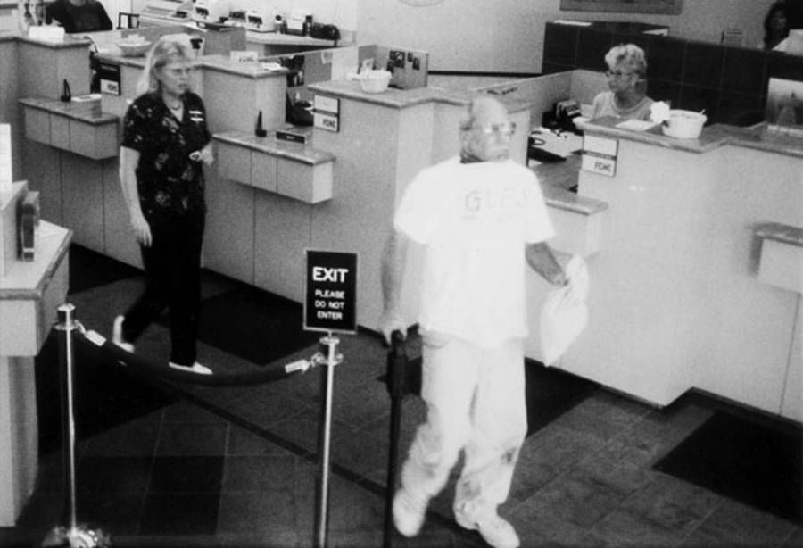 銀行の出口に向かって歩いているブライアン・ウェルズの防犯カメラの映像