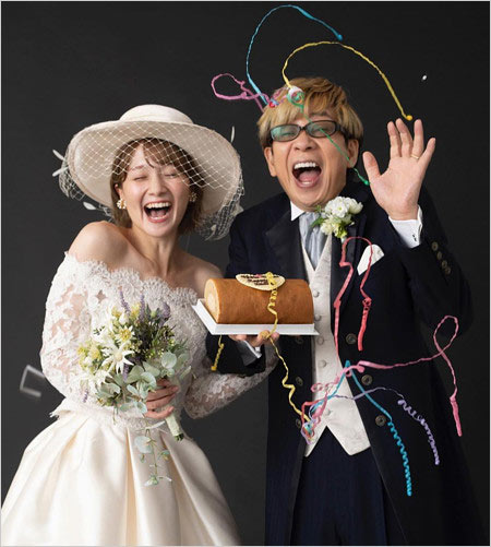 結婚報告でウエディングドレスを披露している岡田ロビン翔子
