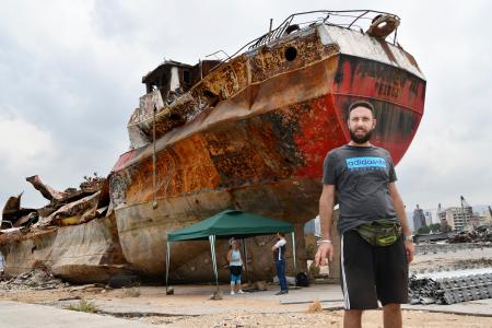 ベイルート港の大型船の被害写真
