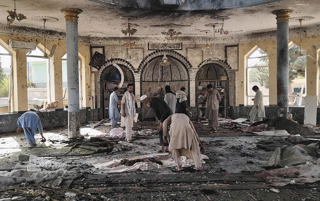 自爆テロで損害を受けたアフガニスタン北部クンドゥズ市のモスクの惨状