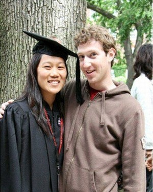 ハーバード大学卒業時のプリシラ・チャンとマーク・ザッカーバーグ
