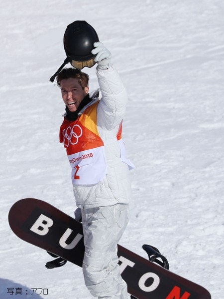 BURTONのボードを持つショーン・ホワイト選手