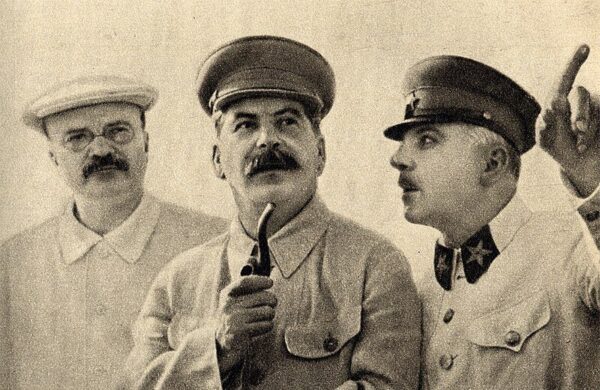 左からモロトフ、スターリン、ヴォロシーロフ