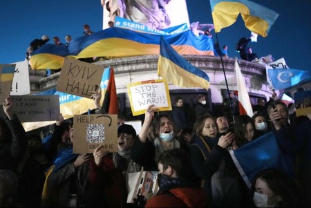 パリの共和国広場で行われたウクライナ侵攻に抗議するデモの様子