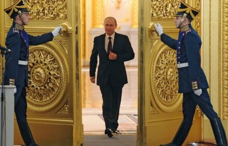 プーチン大統領の独特の歩き方