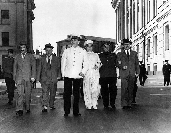中央の白い軍服に黒いズボン姿の男性がヨシフ・スターリン