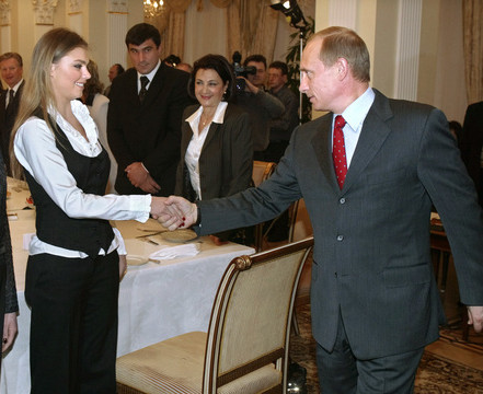 アリーナ・カバエワさん握手を交わすプーチン大統領