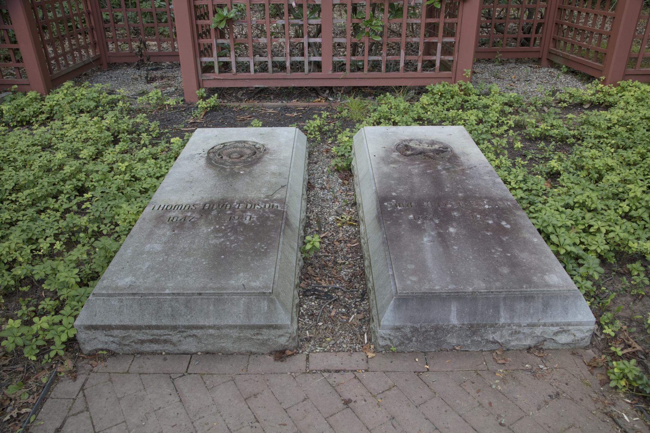 ニュージャージー州ウェストオレンジの自宅「グレンモント」の裏にあるトーマス・エジソンの墓