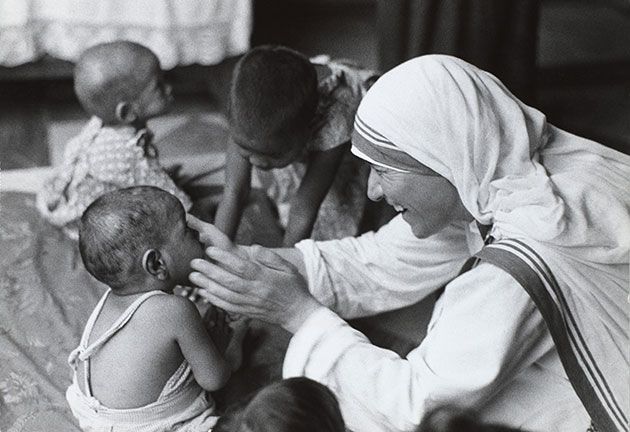 世界55カ国に211箇所の修道院を開設し、ハンセン病患者・貧困者・孤児などの治療に専念した