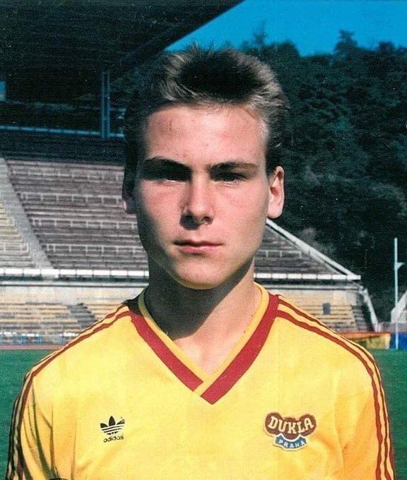 1991年から1992年、チェコクラブ「FKデュクラ・プラハ」時代の背番号は「不明」
