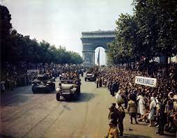 1944年8月25日、連合国軍がフランス・パリを解放