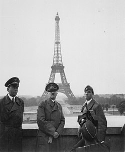 1940年6月、フランスを降伏させるナチスドイツ