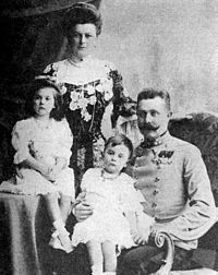 結婚をする代わりに条件として、フランツ・フェルディナント大公は皇太子から「皇位継承者」に降格していた