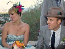 2008年11月、アメリカの歌手・ラッパーのジェシー・モスと結婚