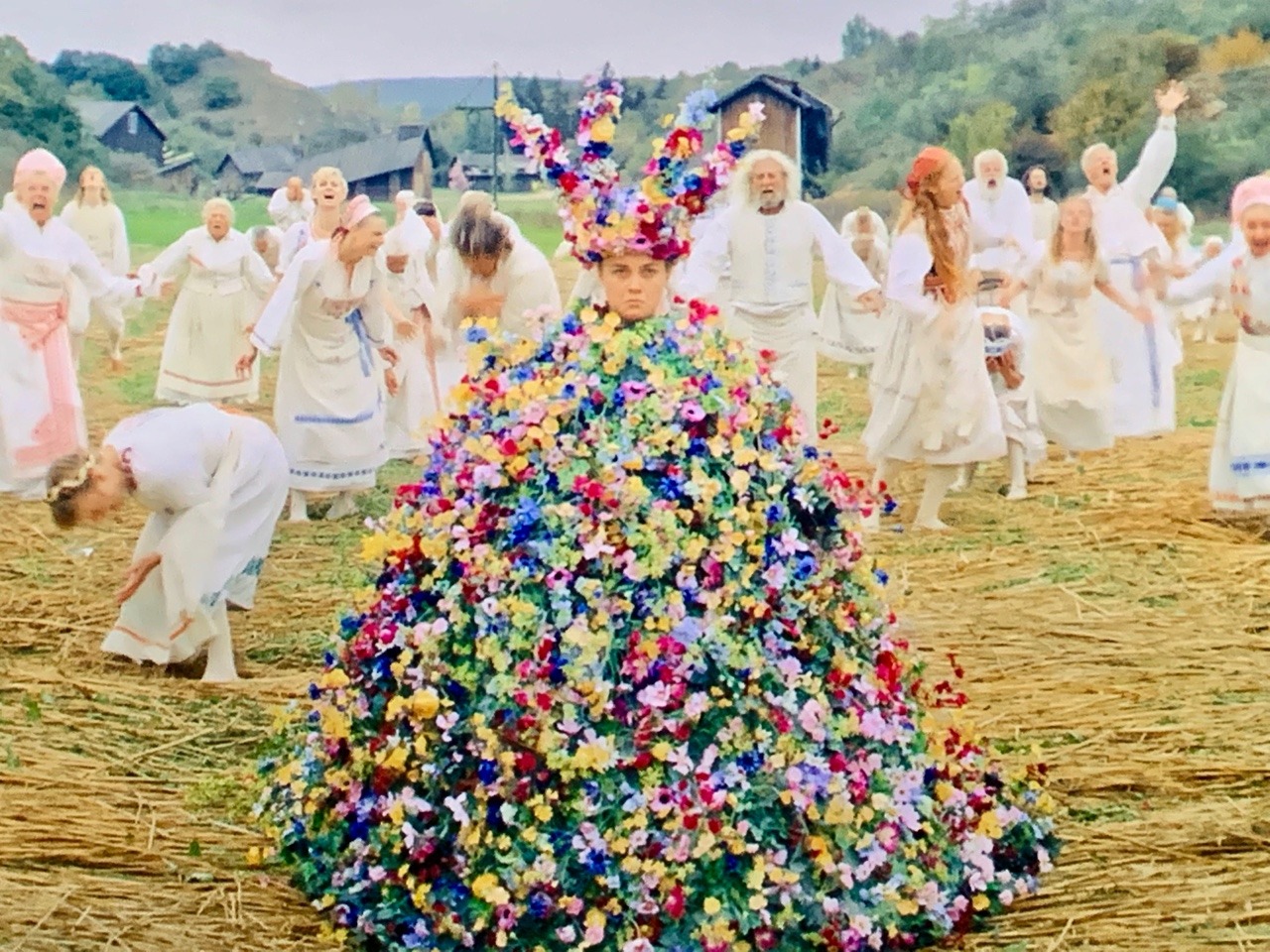 夏至祭で踊るダンスもある