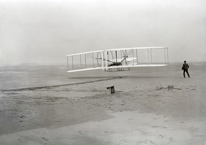 1903年12月17日史上初の動力飛行に成功したライト・フライヤー
