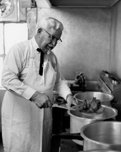 1939年（49歳頃）に店舗が火災に見舞われながら、ケンタッキーフライドチキンのオリジナルレシピ製法が導入される
