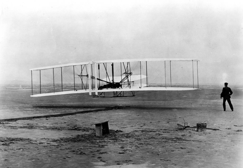 1903年、世界初の有人動力飛行を成功させた