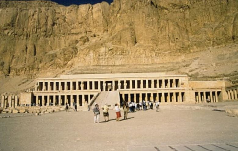 1997年11月17日200人あまりの観光客がハトシェプスト神殿に訪れる