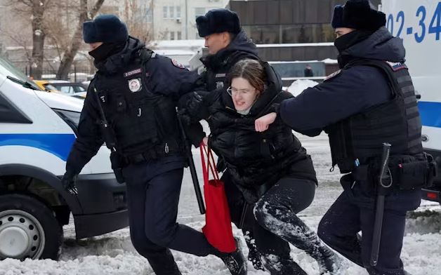 KGBの本拠地で市民の献花に警察の圧力