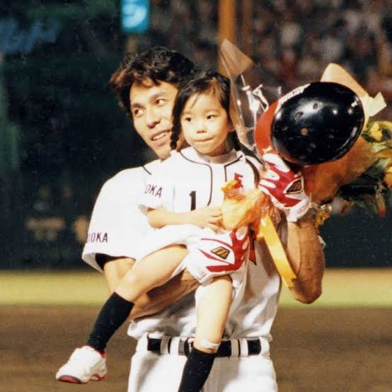 父親は元プロ野球選手の秋山幸二