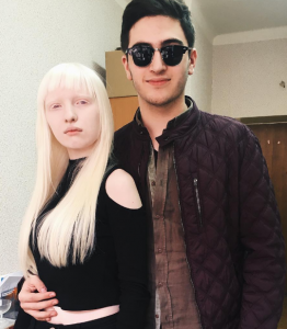 インスタグラムにアップされた男性(クラスメイト)との2ショット