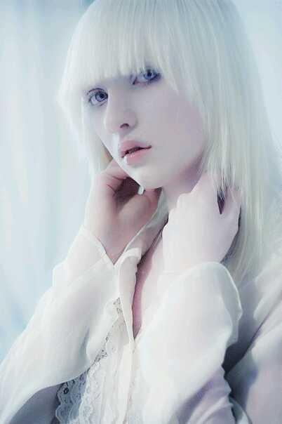 青い目がキレイなナスチャクマロヴァ