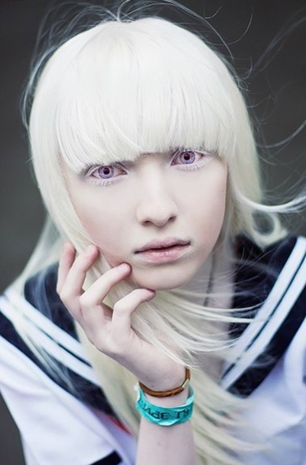 セーラー服のコスプレをするナスチャクマロヴァ