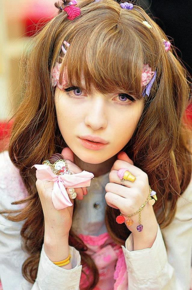 ロリータファッションをするナスチャクマロヴァ