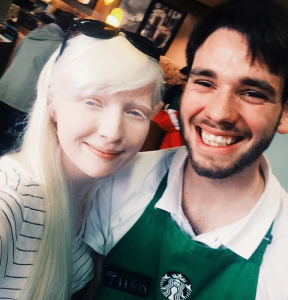 スタバ店員との2ショットも話題に