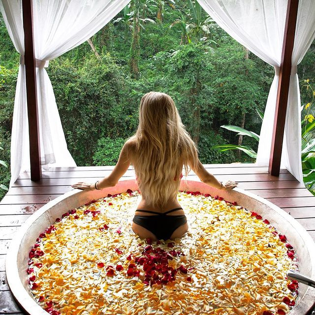 アリカ・シュミットのスタイル抜群な水着画像12